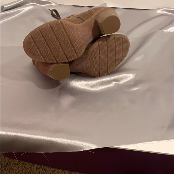 Clarks heeled booties - Picture 7 of 8